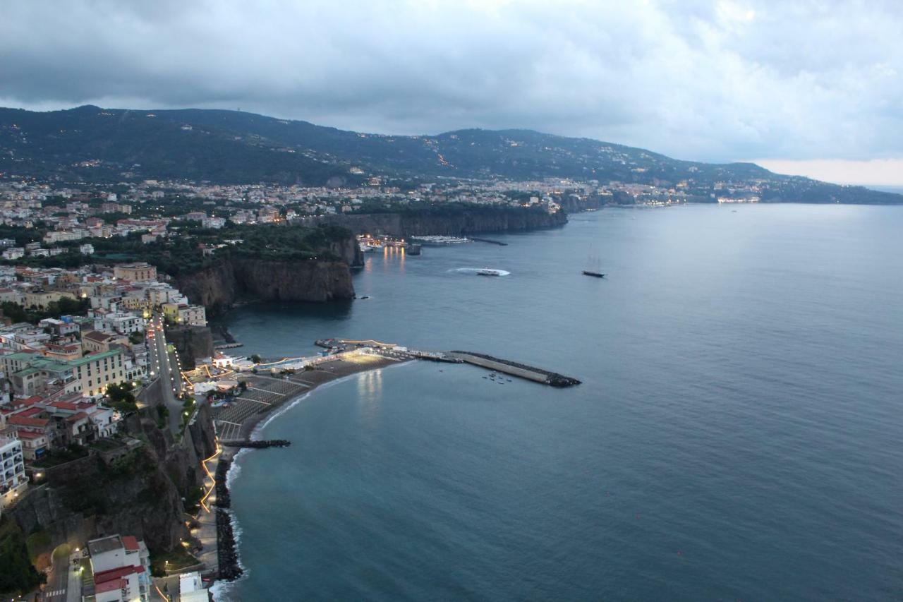 Apartament Casa Derosa In Sorrento Centro Zewnętrze zdjęcie